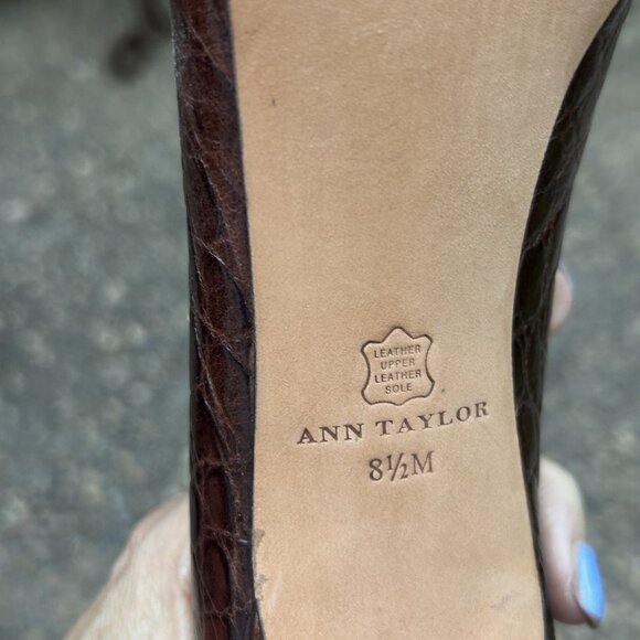 Ann Taylor Brown Embossed Croc Leather Platform Round Toe Heels Size 8.5 Medium - Picture 11 of 12
